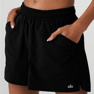 NWT BLACK ALO YOGA ALUMNI SHORTS SZ MD